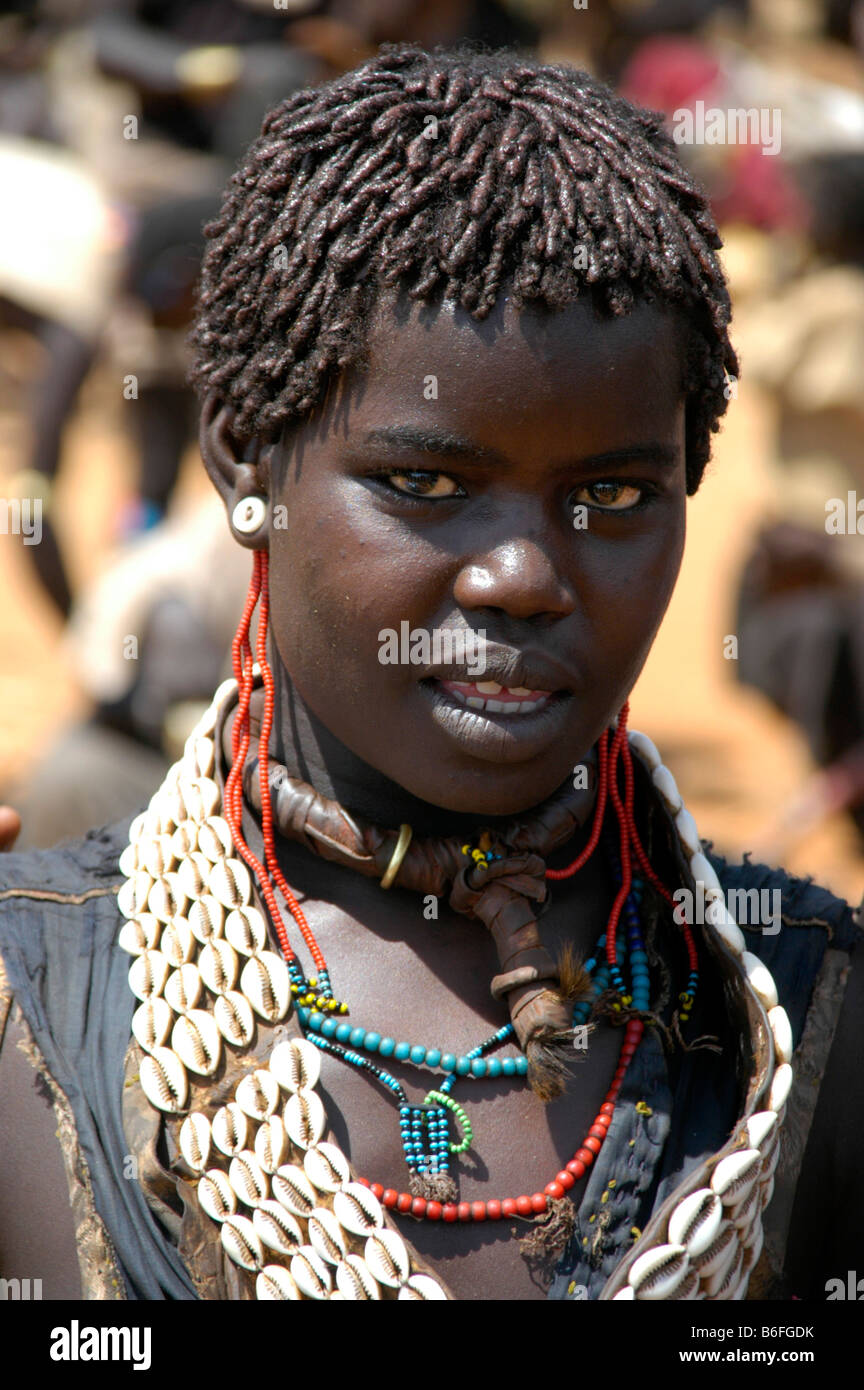 Junge Frau mit Kauri Muschel Halskette, Keyafer Markt, Äthiopien, Afrika Stockfoto
