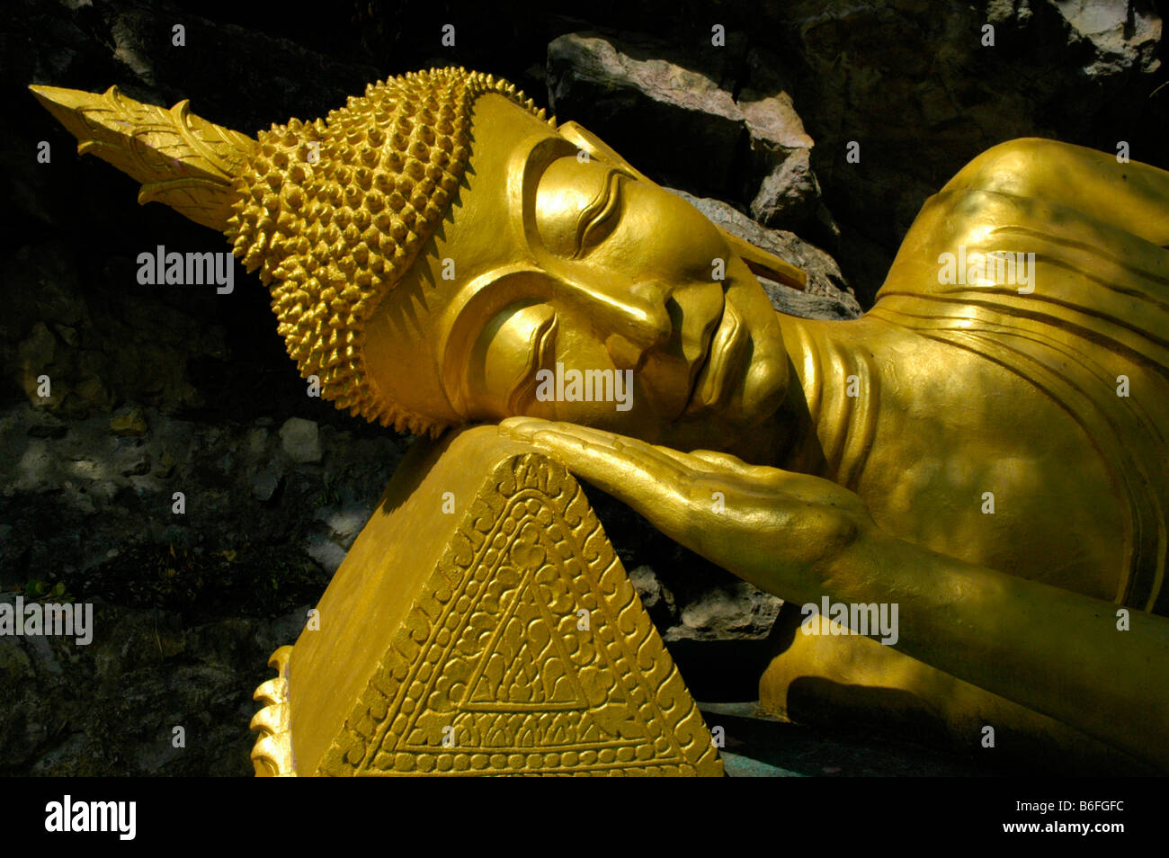 Liegt der Kopf des liegenden Buddha im Tempel Wat Tham auf Phu Si Berg, Luang Prabang, Laos, Südostasien Stockfoto