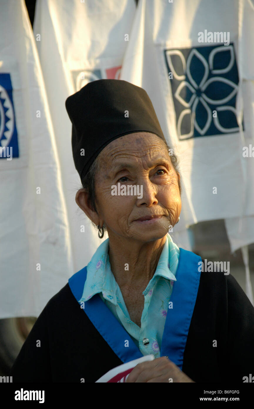 Alte Frau tragen traditionelle Kleidung der Hmong Ethno, Verkauf von Tuch auf dem Nachtmarkt, Luang Prabang, Laos Stockfoto