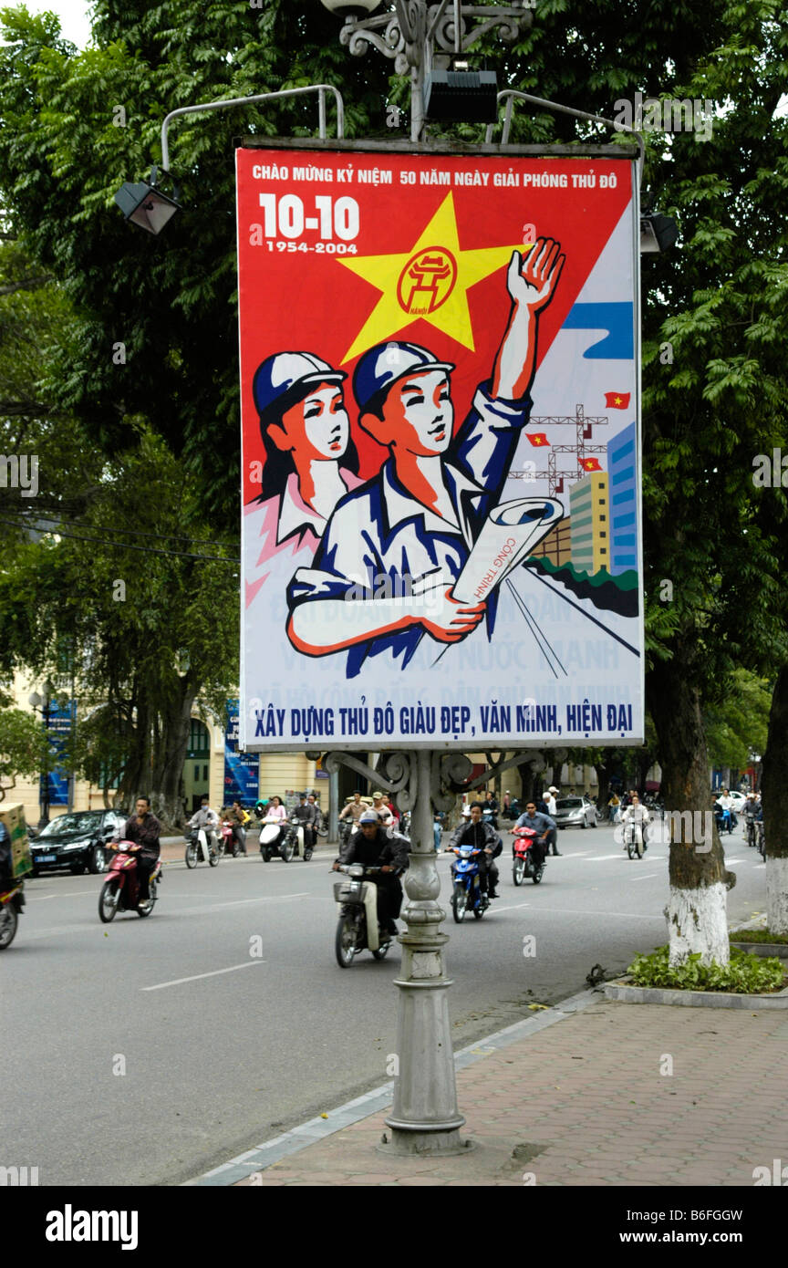 Sozialistische Propaganda-Plakat an einer Hauptstraße, Hanoi, Vietnam, Südostasien Stockfoto