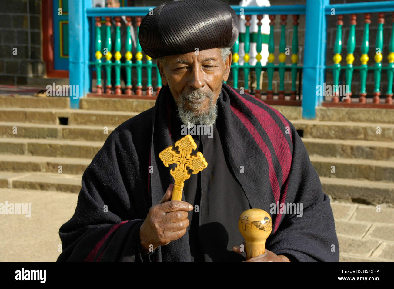 Äthiopisch-orthodoxe Priester hält ein hölzernes Kreuz, Addis Abeba, Äthiopien, Afrika Stockfoto