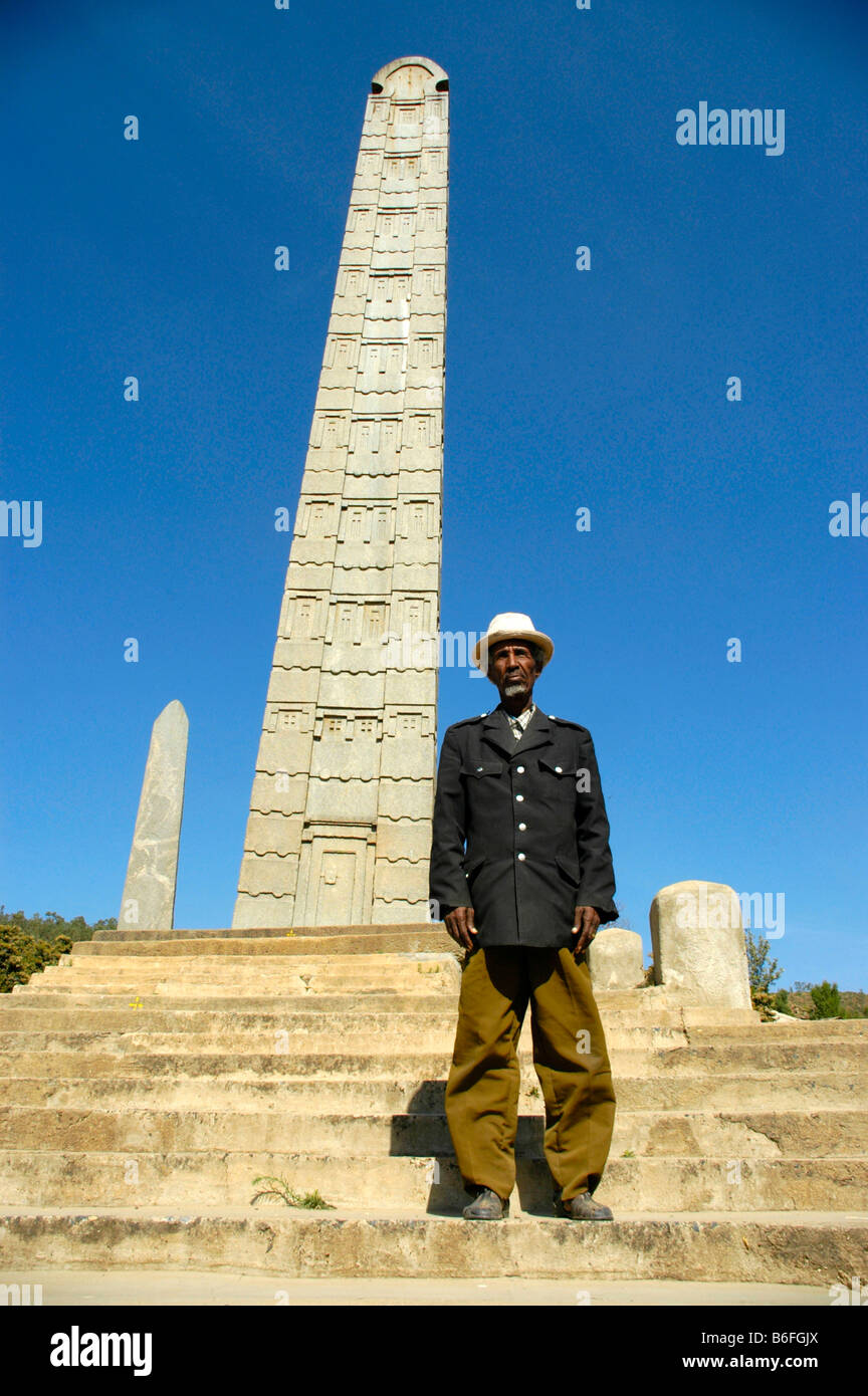 Uniformierte Wächter vor Stele Nummer 3 in der Stele Park in Axum, Äthiopien, Afrika Stockfoto