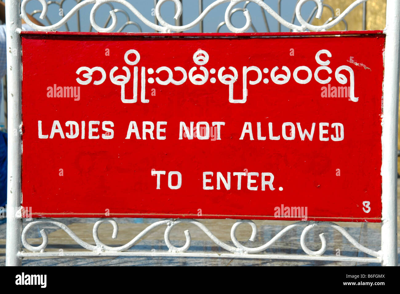 Rotes Schild mit der Aufschrift, Damen dürfen nicht betreten, Golden Rock, Birma, Südostasien Stockfoto