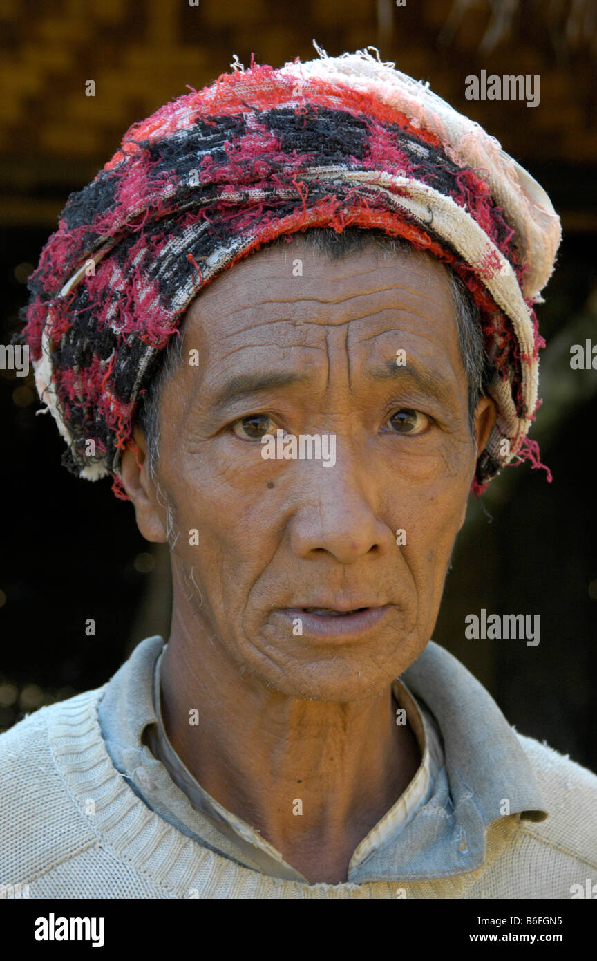 Alte Frau trägt ein Tuch als Turban, Hochformat, Shan-Staat, Birma, Südostasien Stockfoto