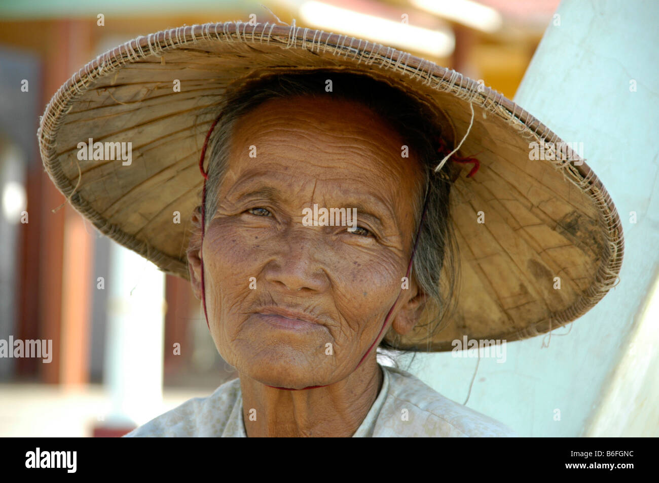 Alte Frau trägt einen Hut aus Reisstroh, Hochformat, Shan-Staat, Birma, Südostasien Stockfoto