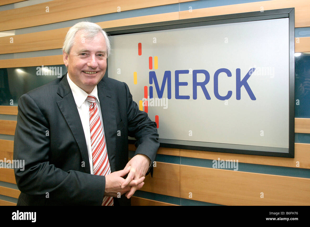 Michael Becker, Mitglied des Vorstands des Finanzbereichs der Merck KGaA, während einer Pressekonferenz Finanzbericht Stockfoto