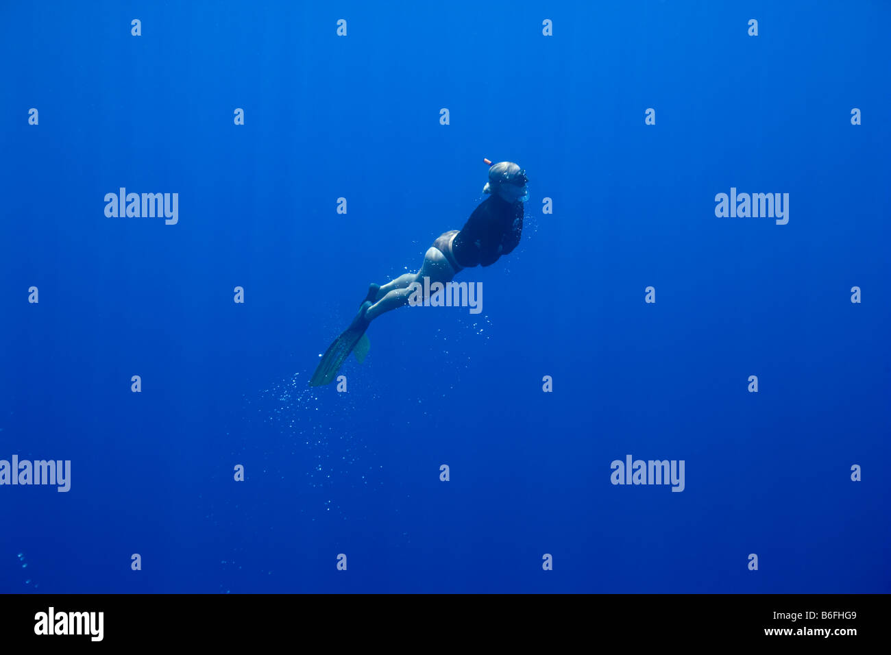USA Hawaii Big Island junge Frau schwimmt auf der Oberfläche beim Freitauchen im Pazifischen Ozean Stockfoto