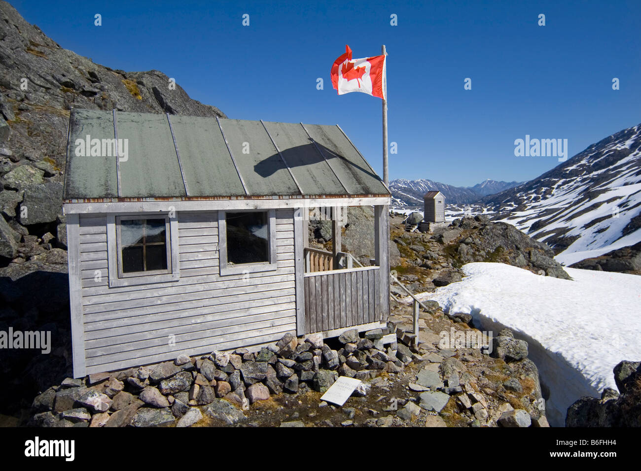 Wanderbus Unterschlupf auf dem Gipfel, kanadische Flagge, Chilkoot Trail, Chilkoot Pass, British Columbia, b.c., Kanada, Nordamerika Stockfoto