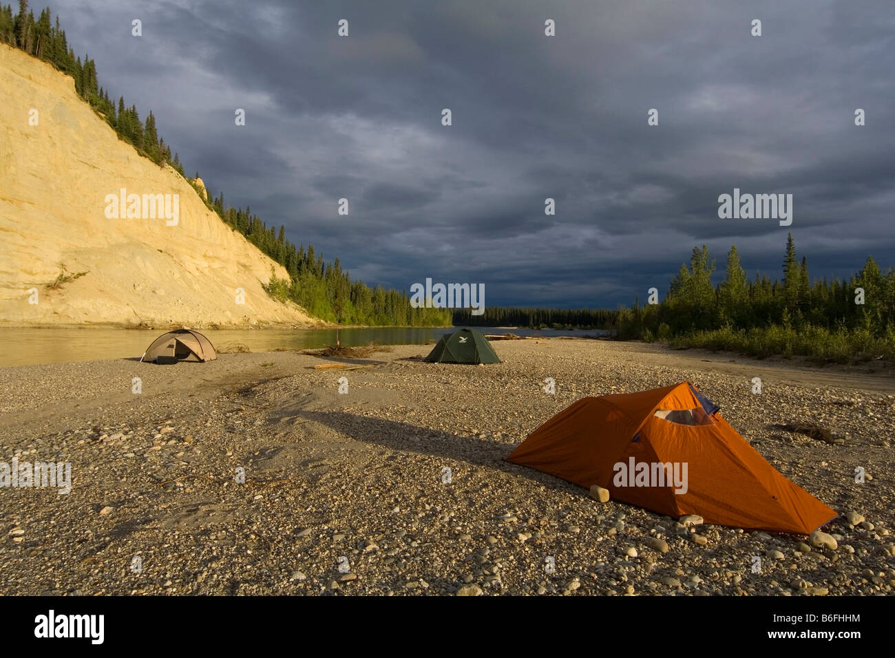 Zelt, Campingplatz am Ufer des Flusses Liard, Kiesbank, Abendlicht, Wolken, British Columbia, Yukon Territorium, Kanada, Nord Stockfoto
