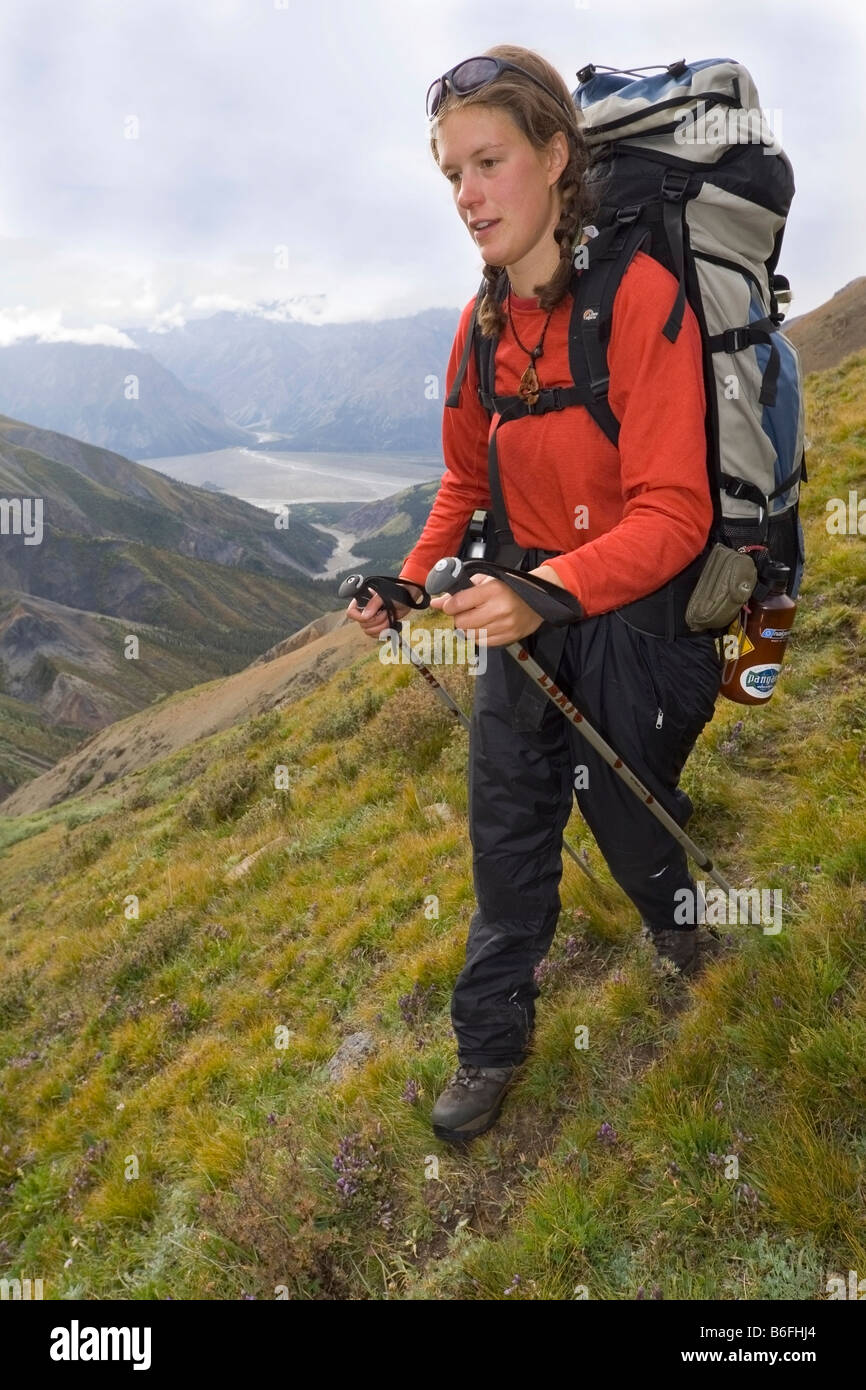 Junge Frau, Backpacker, Wanderer auf Hoge Pass, St. Elias Mountains und Donjek River hinter Donjek Route, Kluane National Park, Y Stockfoto