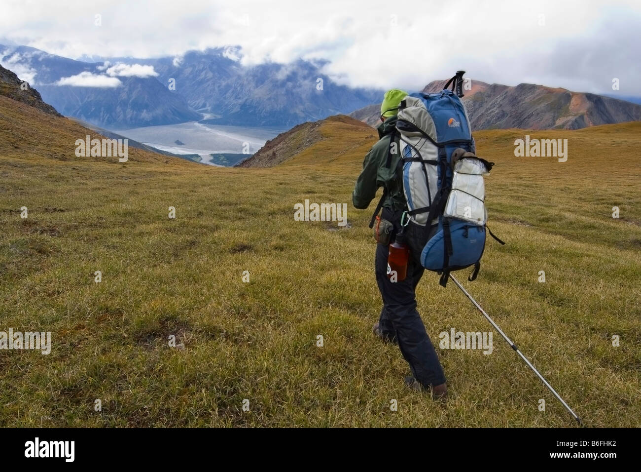 Wanderer, Backpacker, absteigend Hoge Pass, alpine Tundra, Donjek River hinter St. Elias Mountains, Donjek Route, Kluane National Stockfoto