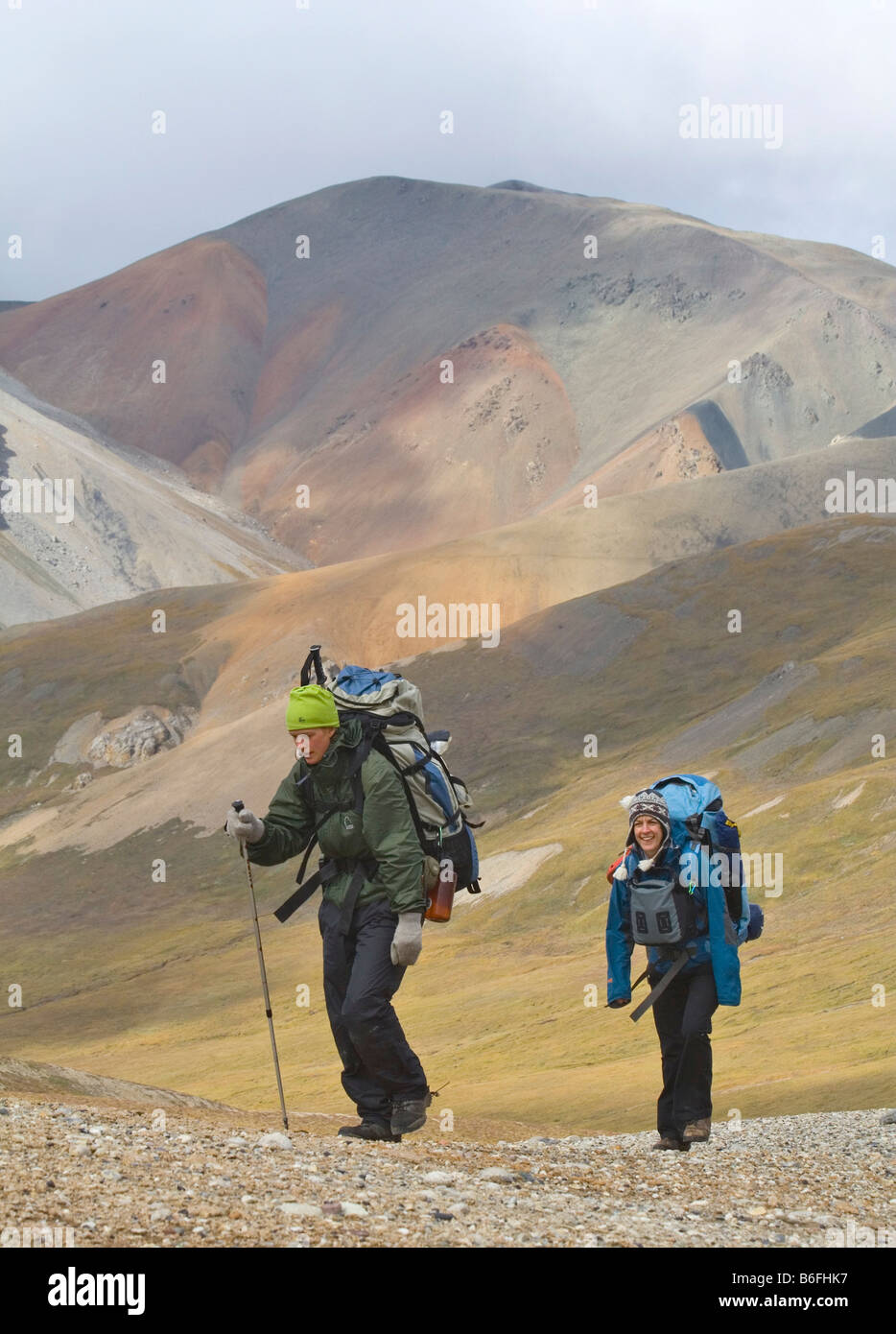 Zwei Wanderer, Rucksacktouristen, Frauen, aufsteigender Hoge Pass, alpine Tundra, Donjek Route, Kluane National Park, St. Elias Mountains, Yu Stockfoto