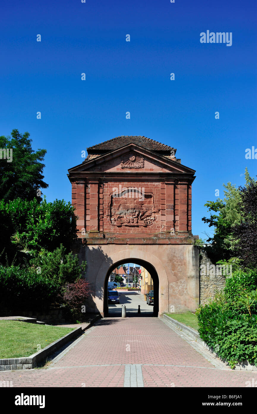 Die Gateway-de Bas Porte de Landau, untere Landauer Tor mit dem Emblem der Sonne von König Ludwig XIV., in Lauterbourg, Elsass, Frankreich Stockfoto