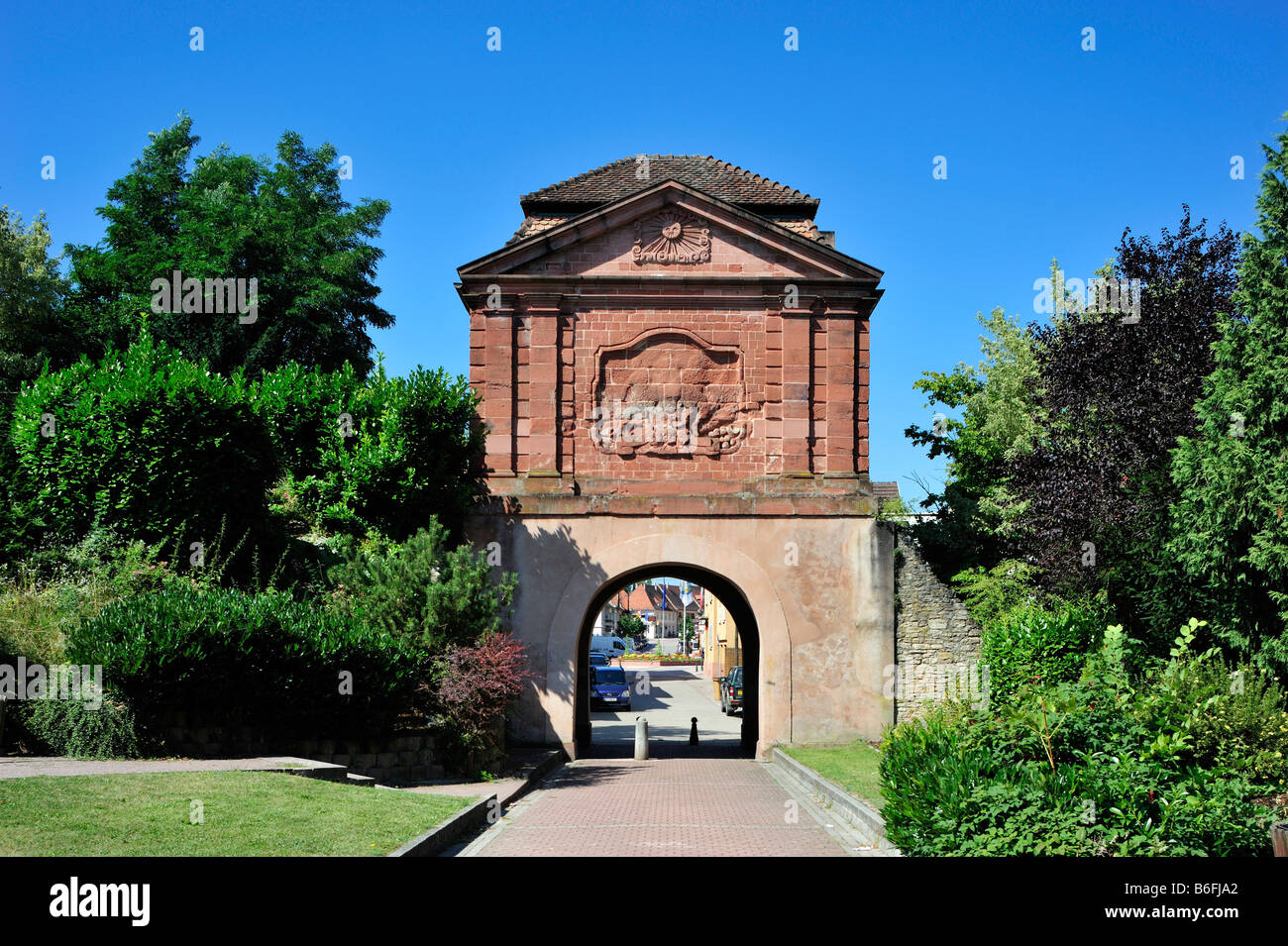 Die Gateway-de Bas Porte de Landau, untere Landauer Tor mit dem Emblem der Sonne von König Ludwig XIV., in Lauterbourg, Elsass, Frankreich Stockfoto