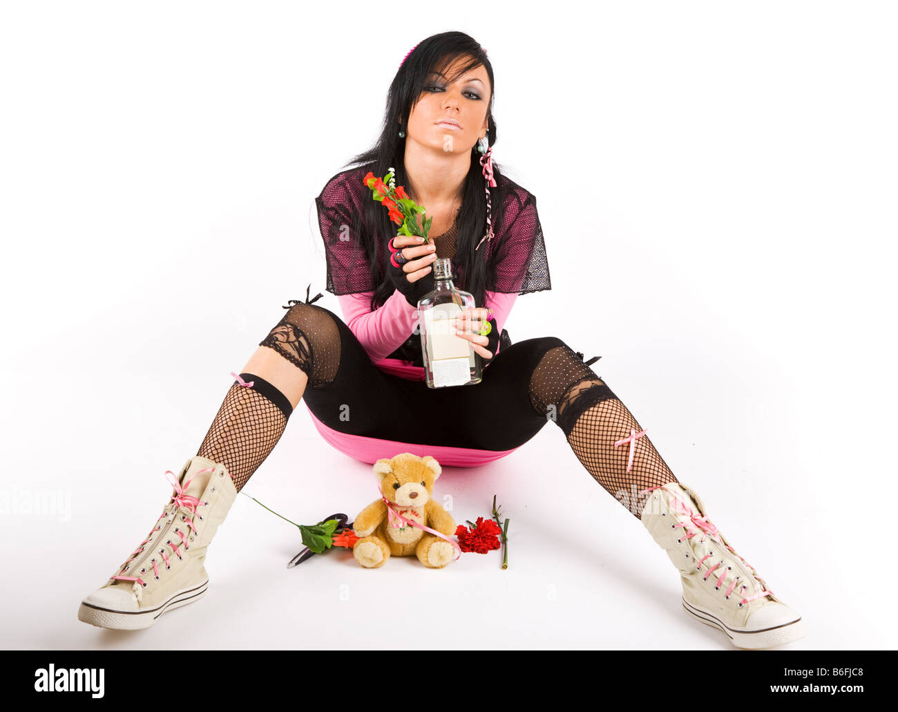 EMO Mädchen mit Flasche Stockfoto