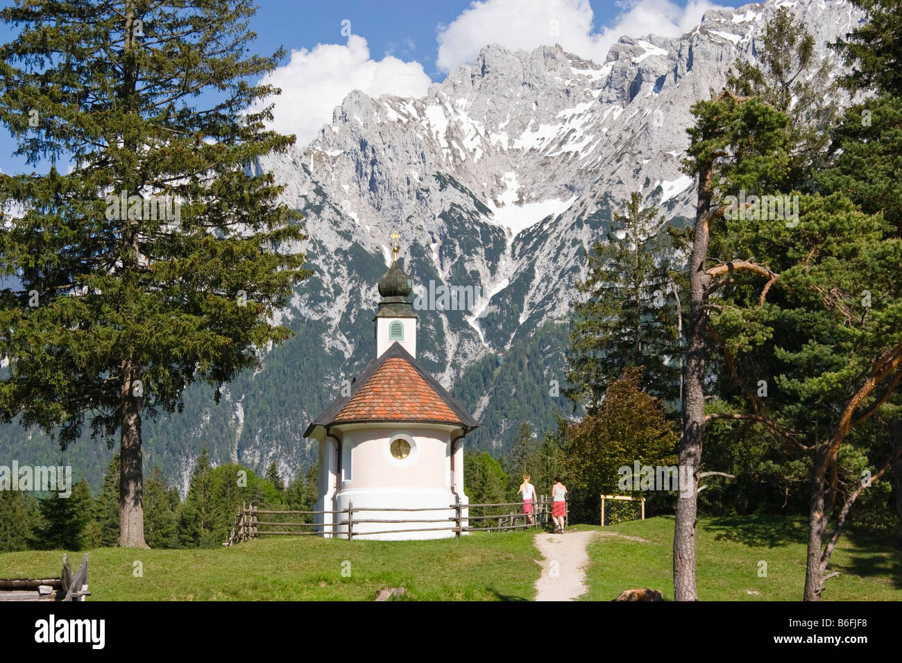 Maria-Koenigin oder Queen Maria Chapel auf See Lautersee, vor dem Karwendelgebirge, Werdenfelser Land, Oberbayern Stockfoto