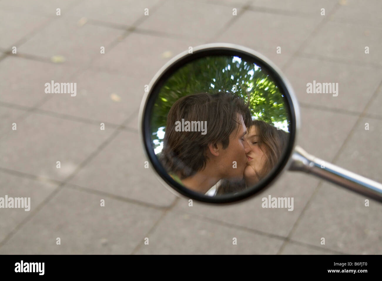 Paar küssen reflektiert in einem Spiegel Stockfoto