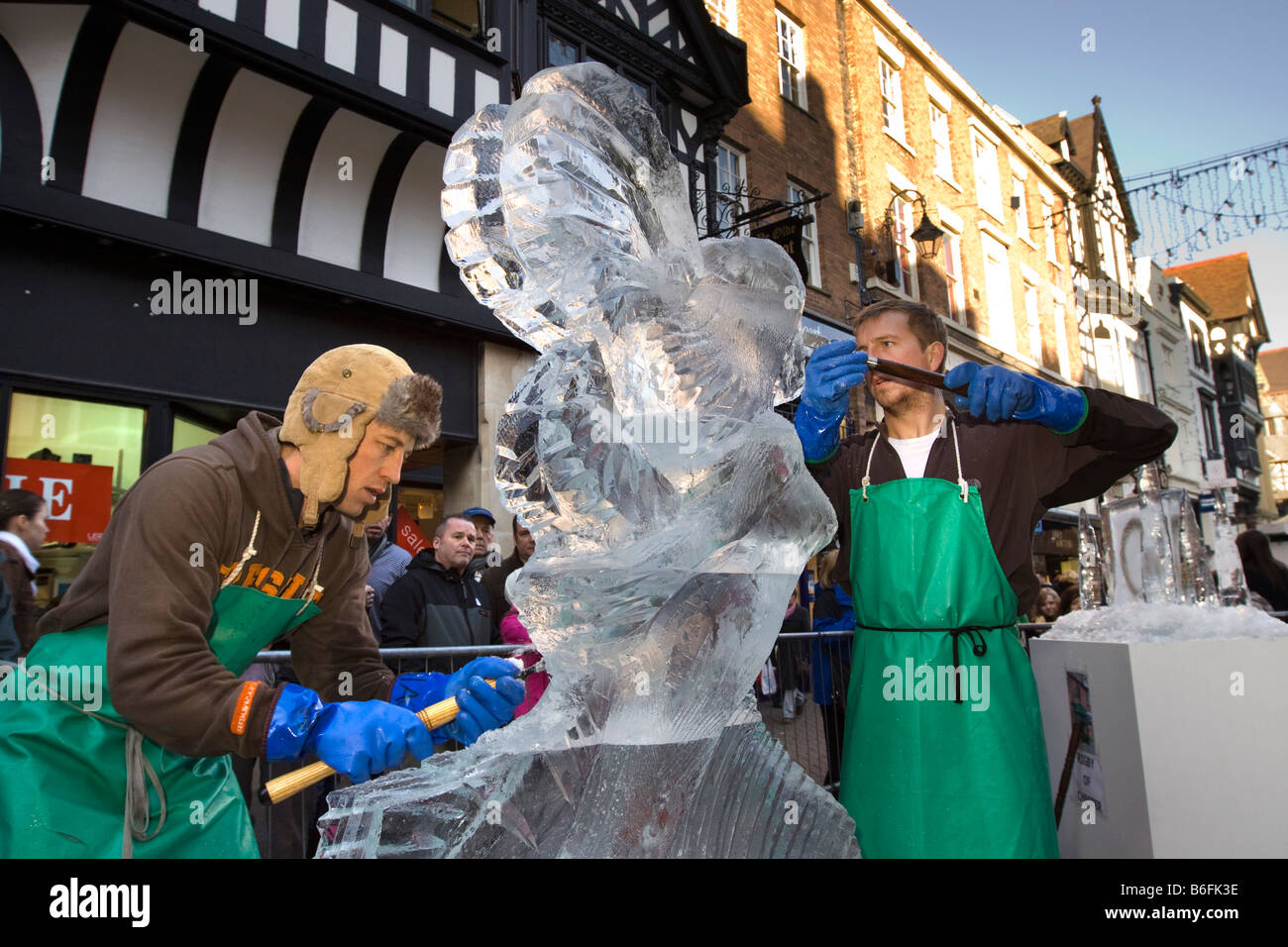 UK Cheshire Chester Eastgate Street Ice Bildhauer bei der Arbeit unter den Zeilen Stockfoto