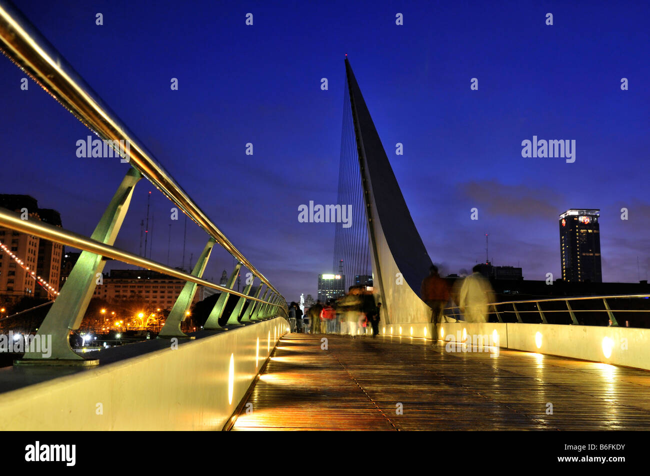 Puente De La Mujer, Frau Brücke, in der Nacht, befindet sich im alten Hafen Puerto Madero, Buenos Aires, Argentinien, Südamerika Stockfoto