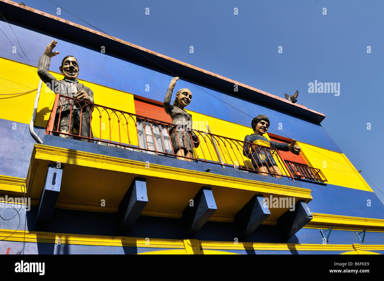 VL Carlos Gardel, Evita Peron, Diego Maradona, Pappe Ausschnitte auf einem Balkon in das Hafengelände La Boca, Buenos Aires, Argent Stockfoto