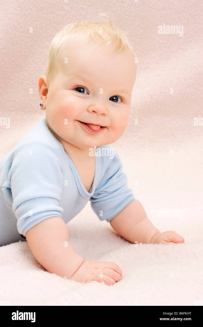 Lächelnden Baby, 7 Monate alt, Zunge Stockfoto