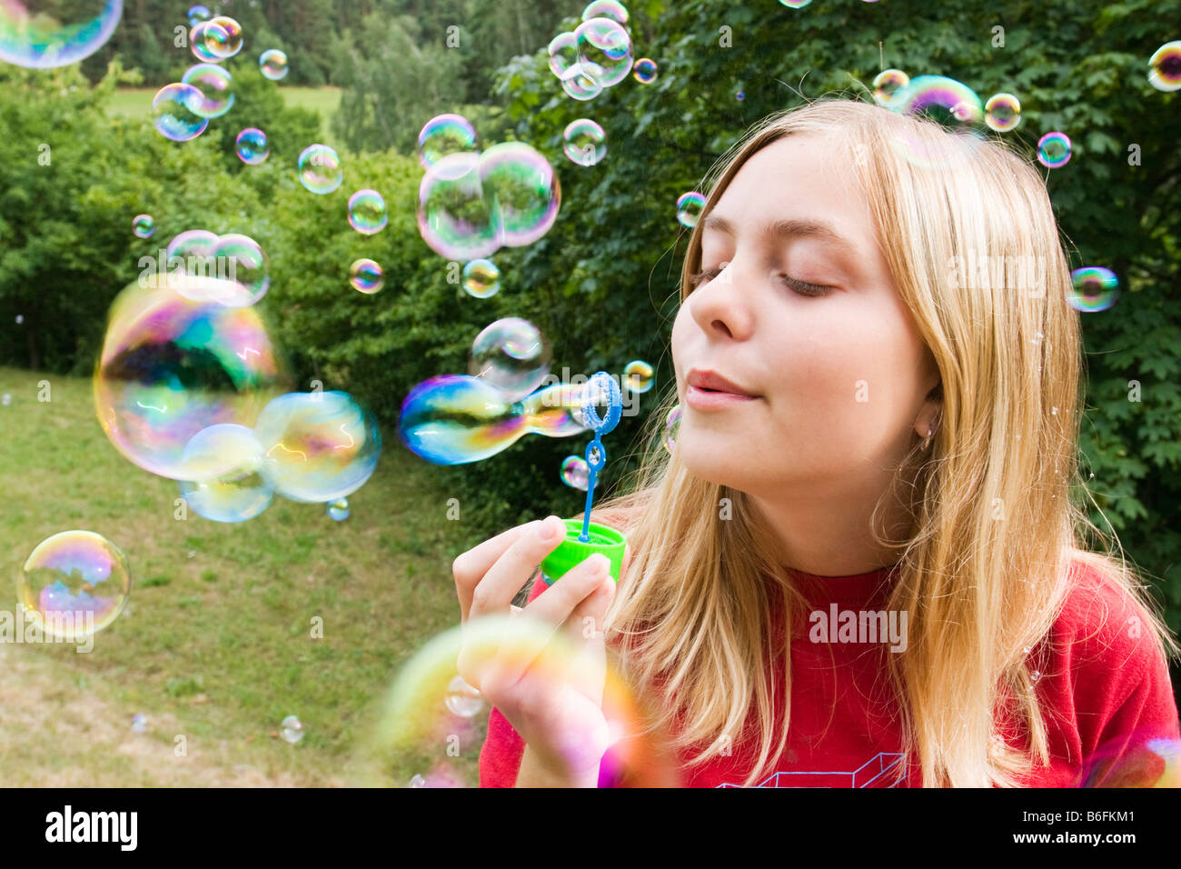 Mädchen, 13 Jahre, mit Seifenblasen Stockfoto
