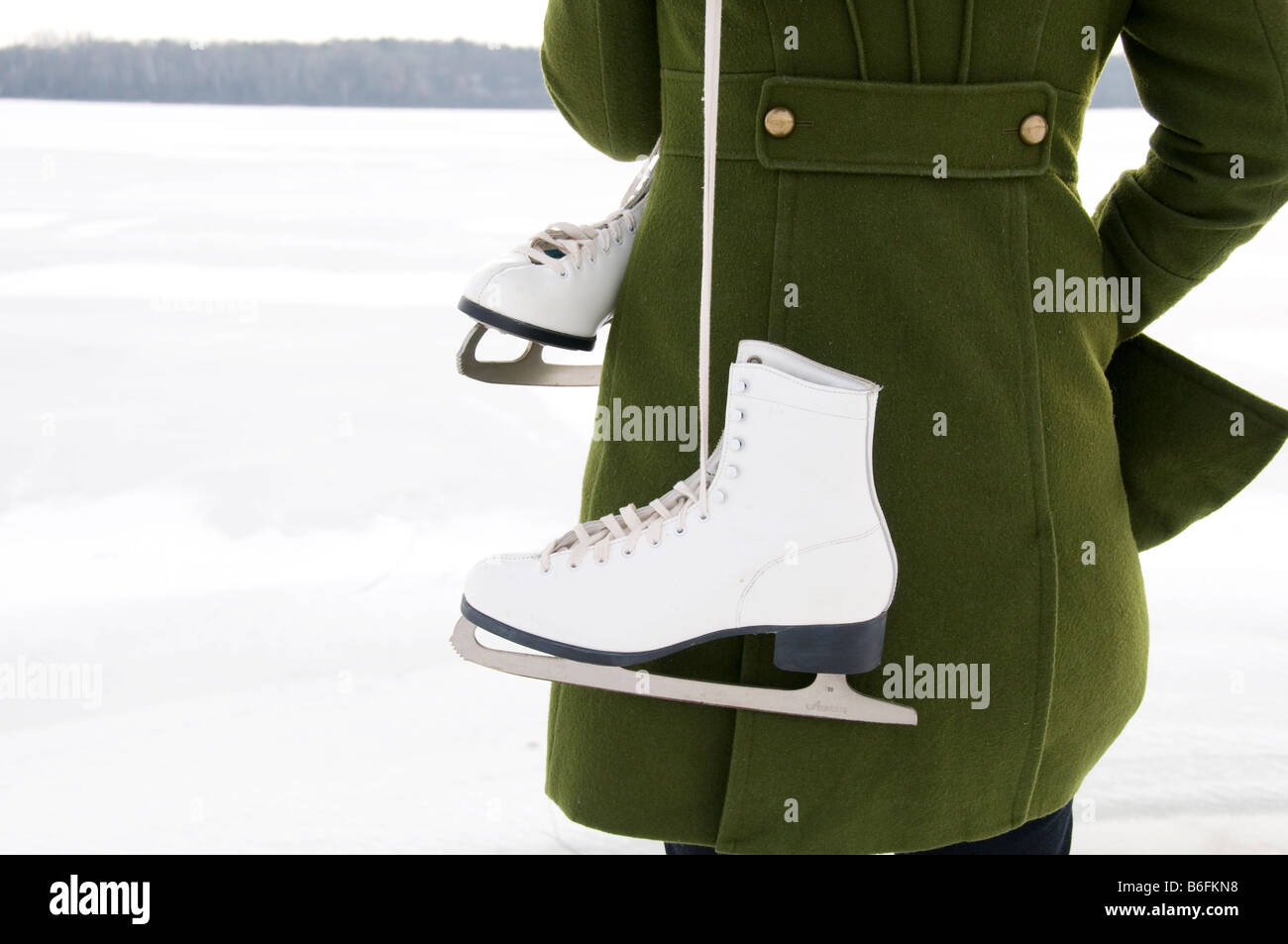 Eisschuhe über Schulter Stockfoto