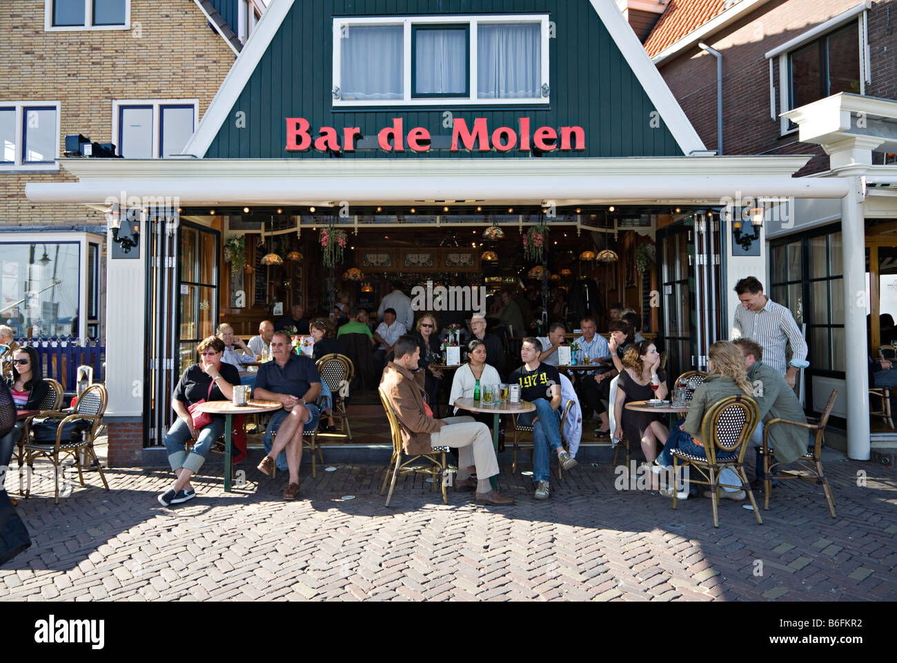 Leute sitzen in Kai bar Volendam Niederlande Stockfoto