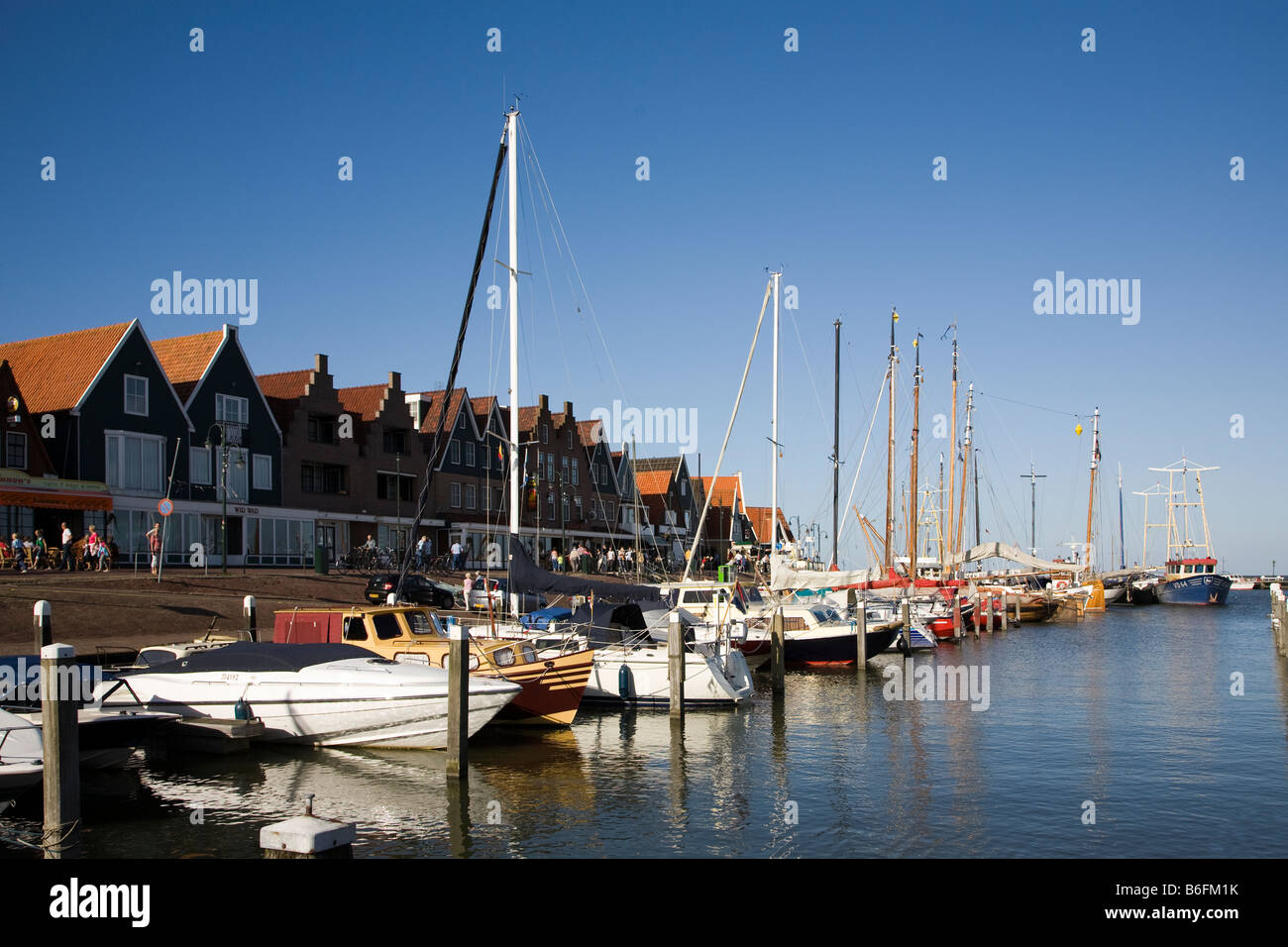 Boote im Hafen von Volendam Niederlande Stockfoto