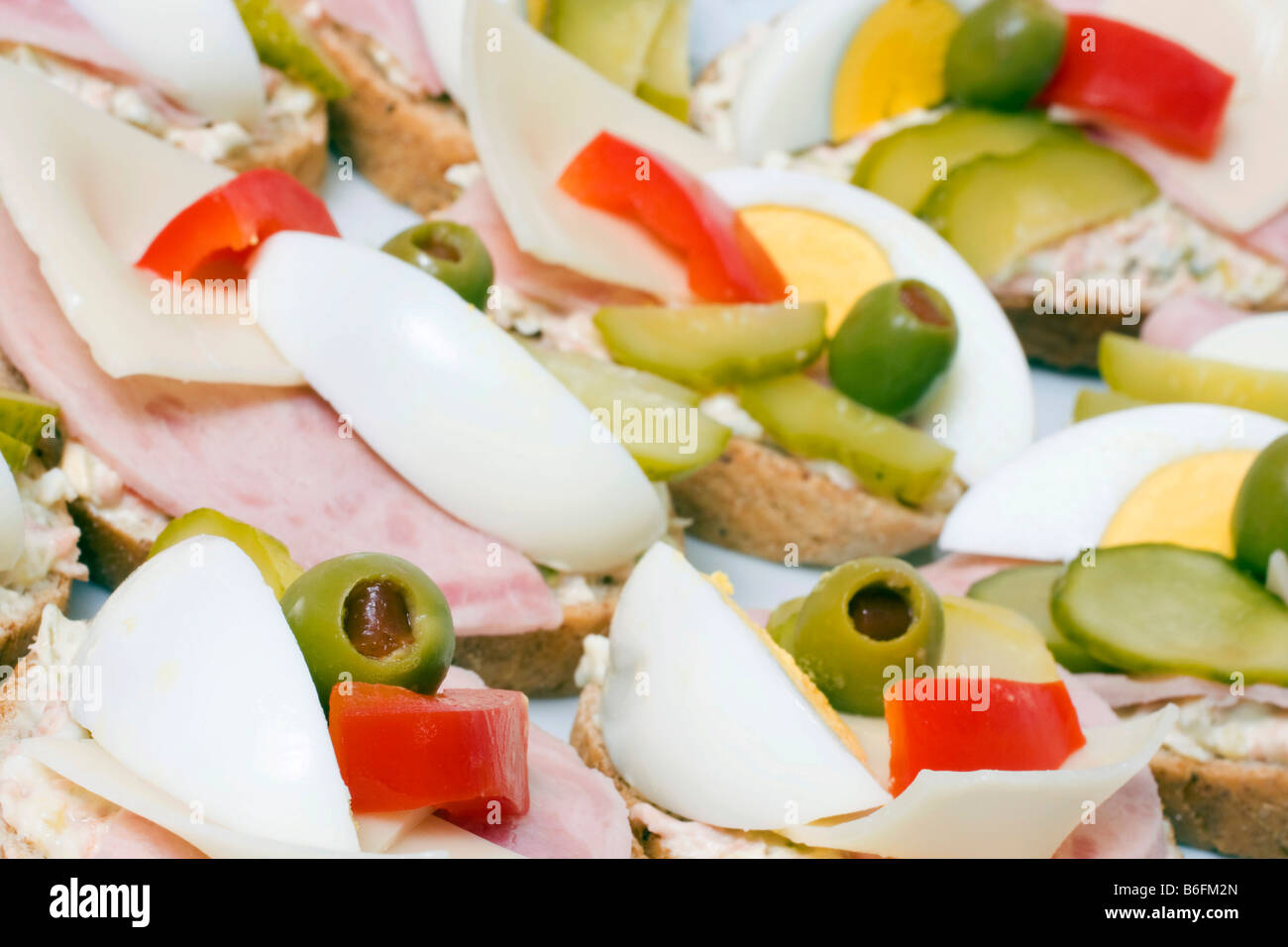 Belegte Brötchen mit Oliven und Ei Stockfoto