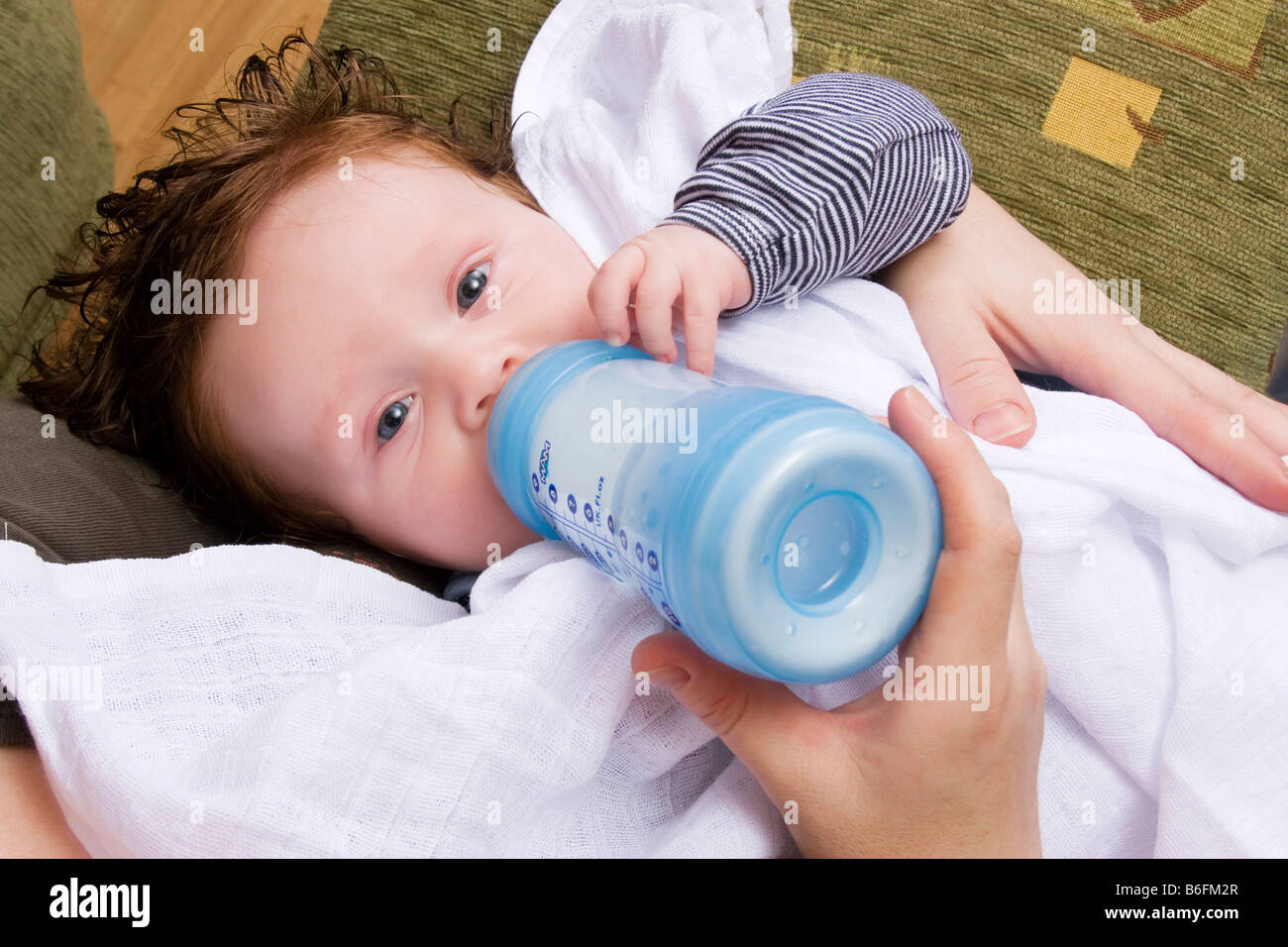 Baby Boy, 4 Monate, mit Flasche füttern Stockfoto