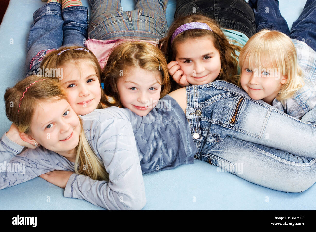 Gruppe von Kindern, Mädchen aus links 11, 6, 9 und 9 Jahre junge 4 Jahre Stockfoto