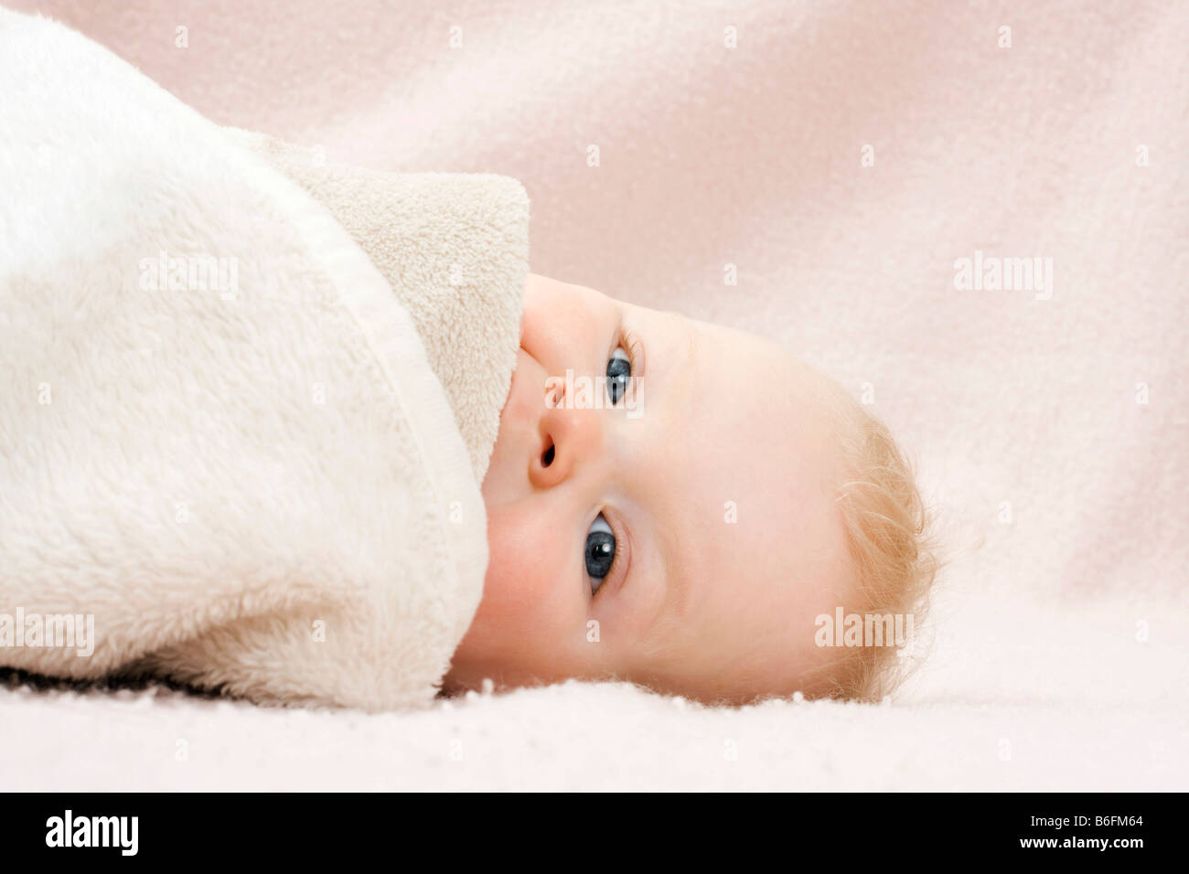 Liegenden Baby, 7 Monate Stockfoto