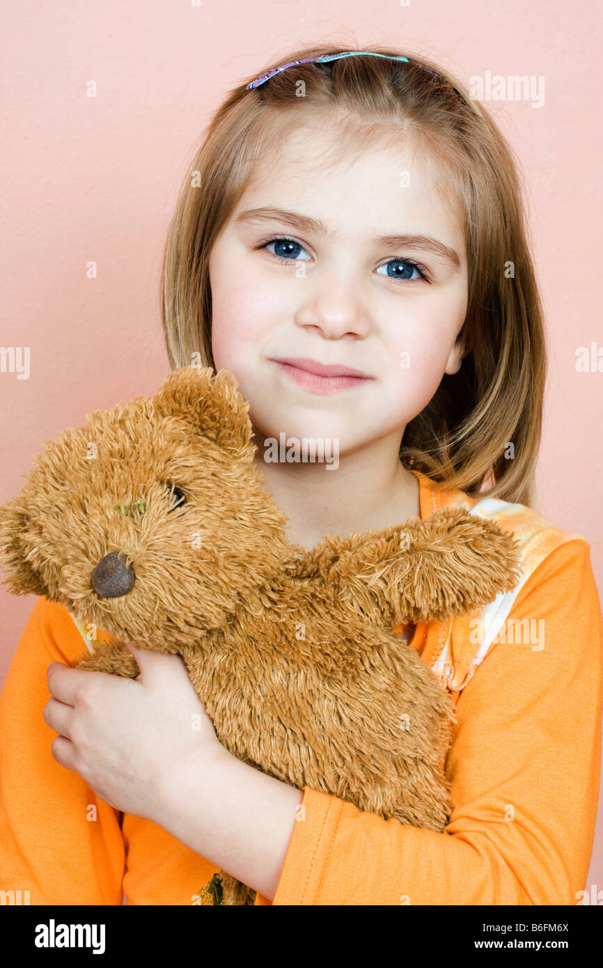 Kleines Mädchen, 6 Jahre, mit Teddybär, Porträt Stockfoto