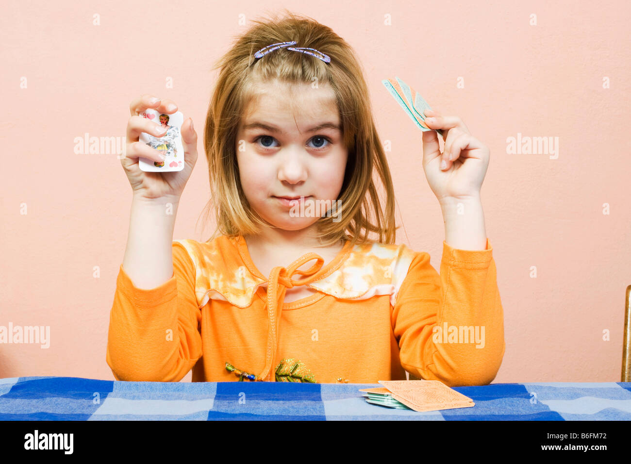 Kleines Mädchen, 6 Jahre, Spielkarten Stockfoto