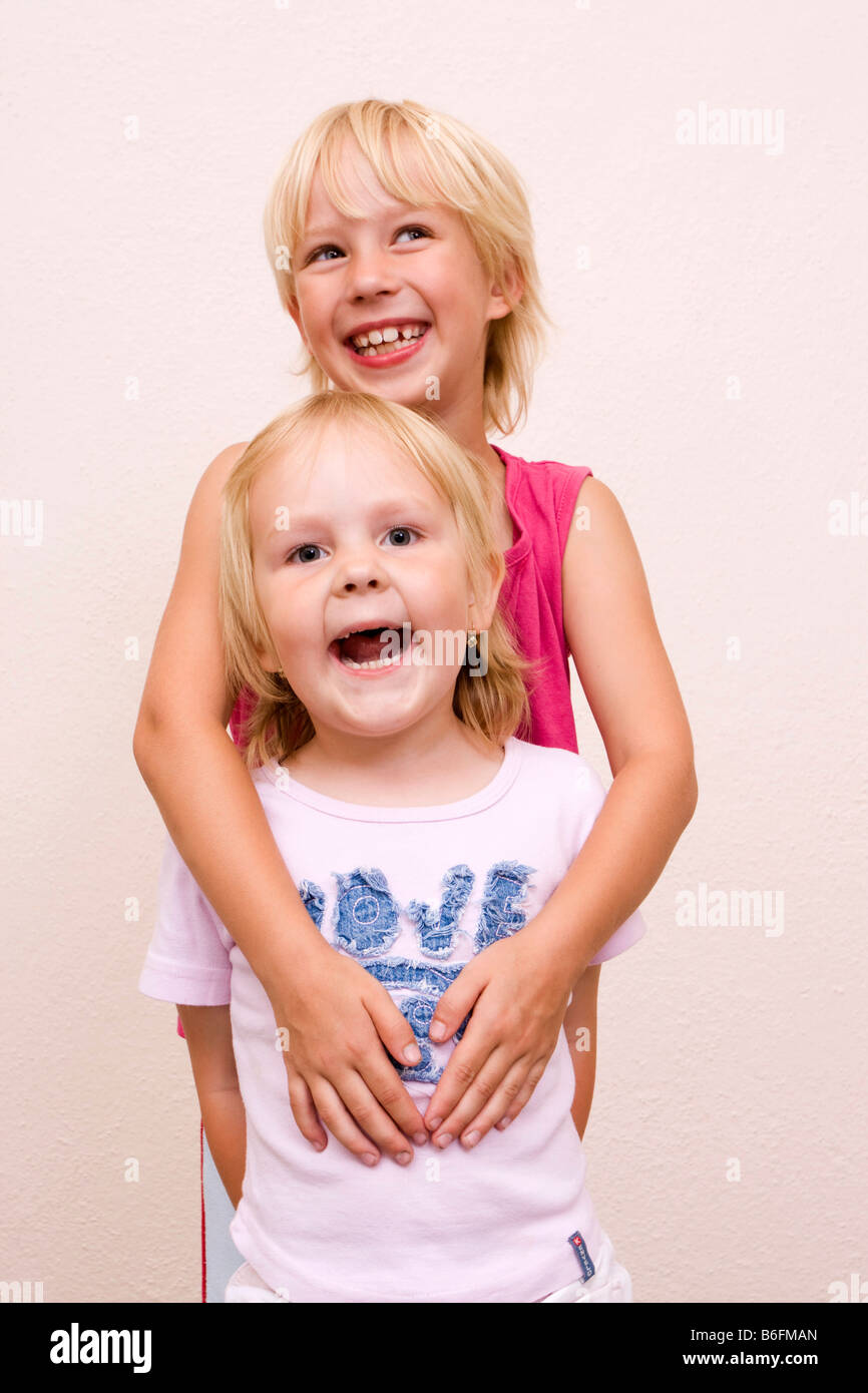 Zwei lachende Schwestern, 5 und 7 Jahre alt Stockfoto