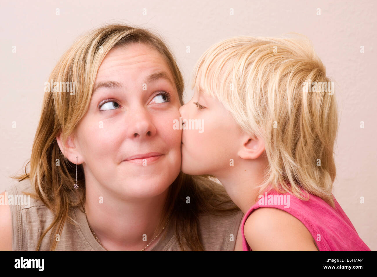 33 Jahre, Mutter und Tochter, 7 Jahre alt Stockfoto