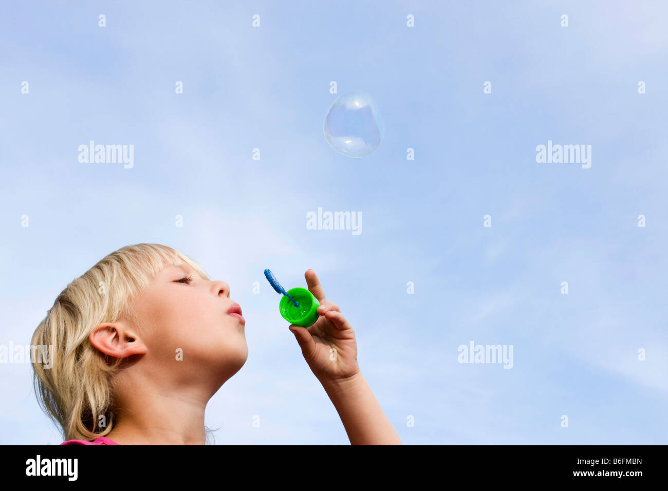 Mädchen, 7 Jahre alt, mit Luftblasen Stockfoto