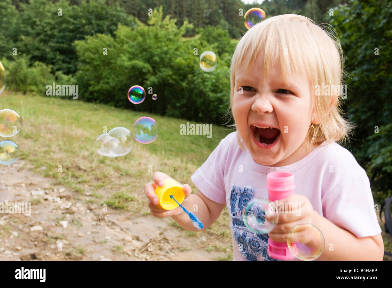 Mädchen, 5 Jahre alt, mit Luftblasen Stockfoto