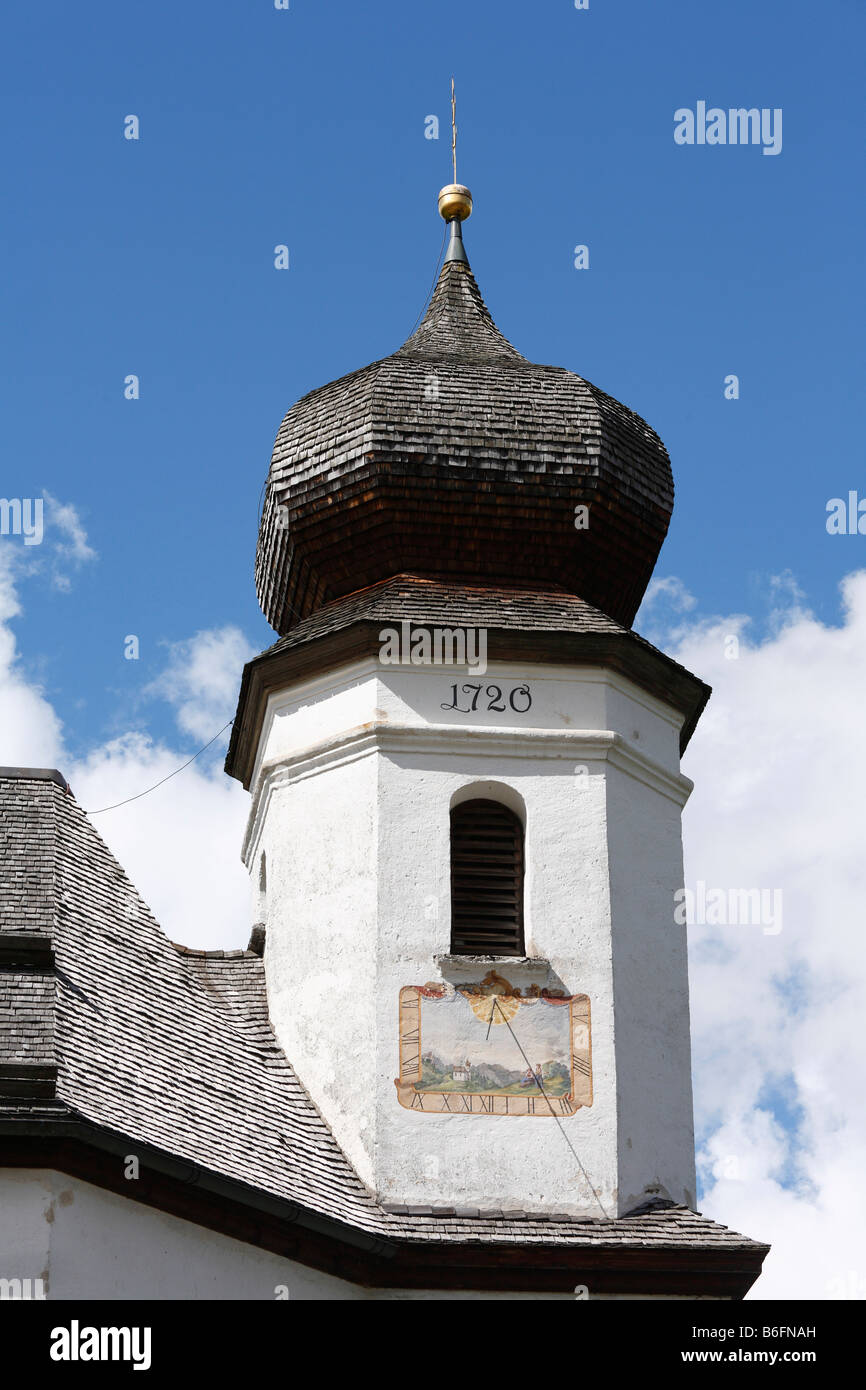 Sonnenuhr auf eine Kirche gebaut im Jahre 1720 in Wamberg, Werdenfelser Land, Bayern, Deutschland, Europa Stockfoto