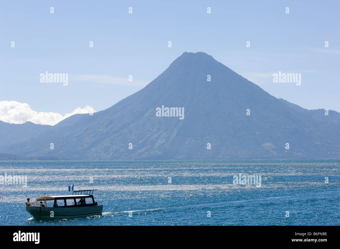 Lago de Atitlan, Guatemala. Passengerboat hantierte am See. Volcan San Pedro auf Hintergrund Stockfoto