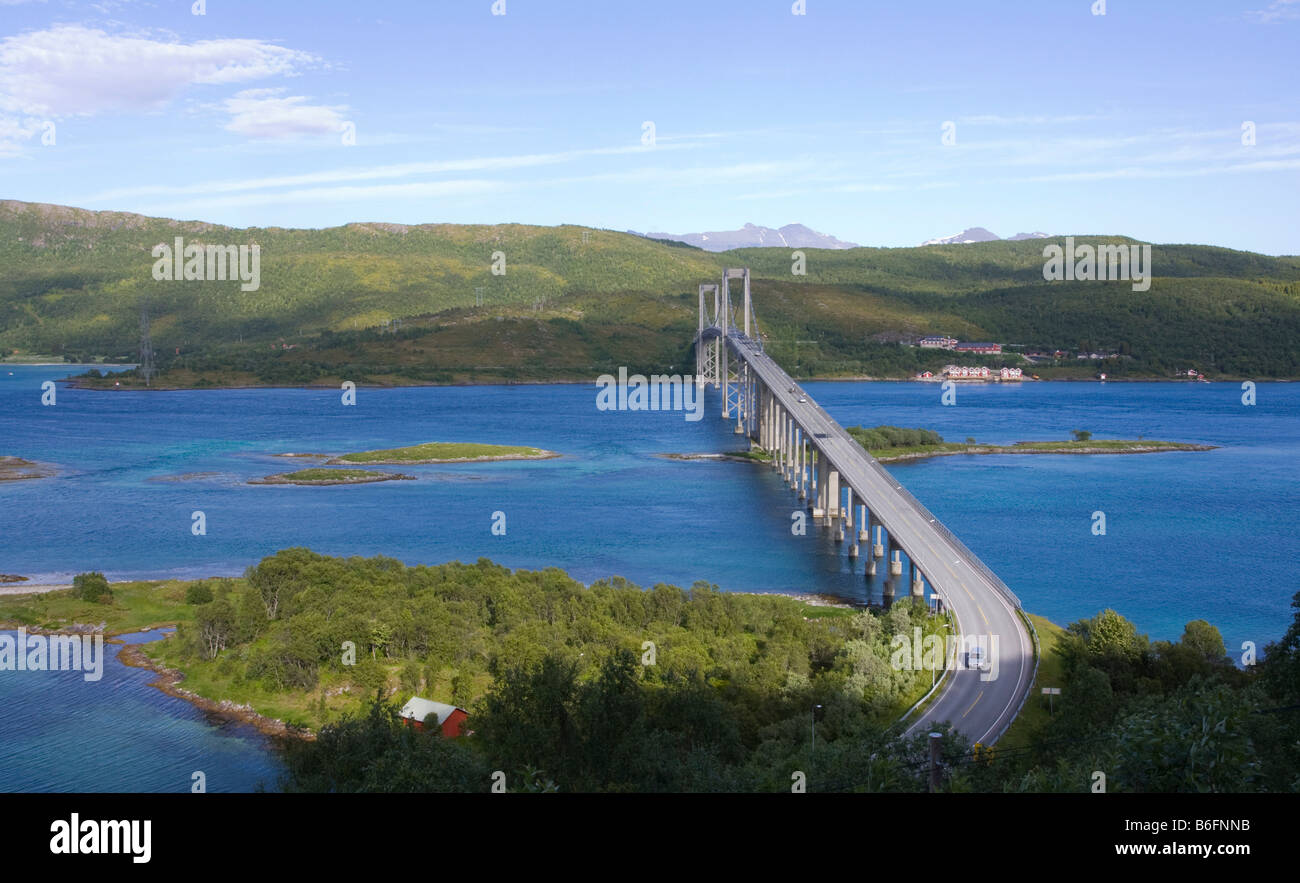 Brücke über einen Fjord, Lofoten, Norwegen, Skandinavien, Europa Stockfoto