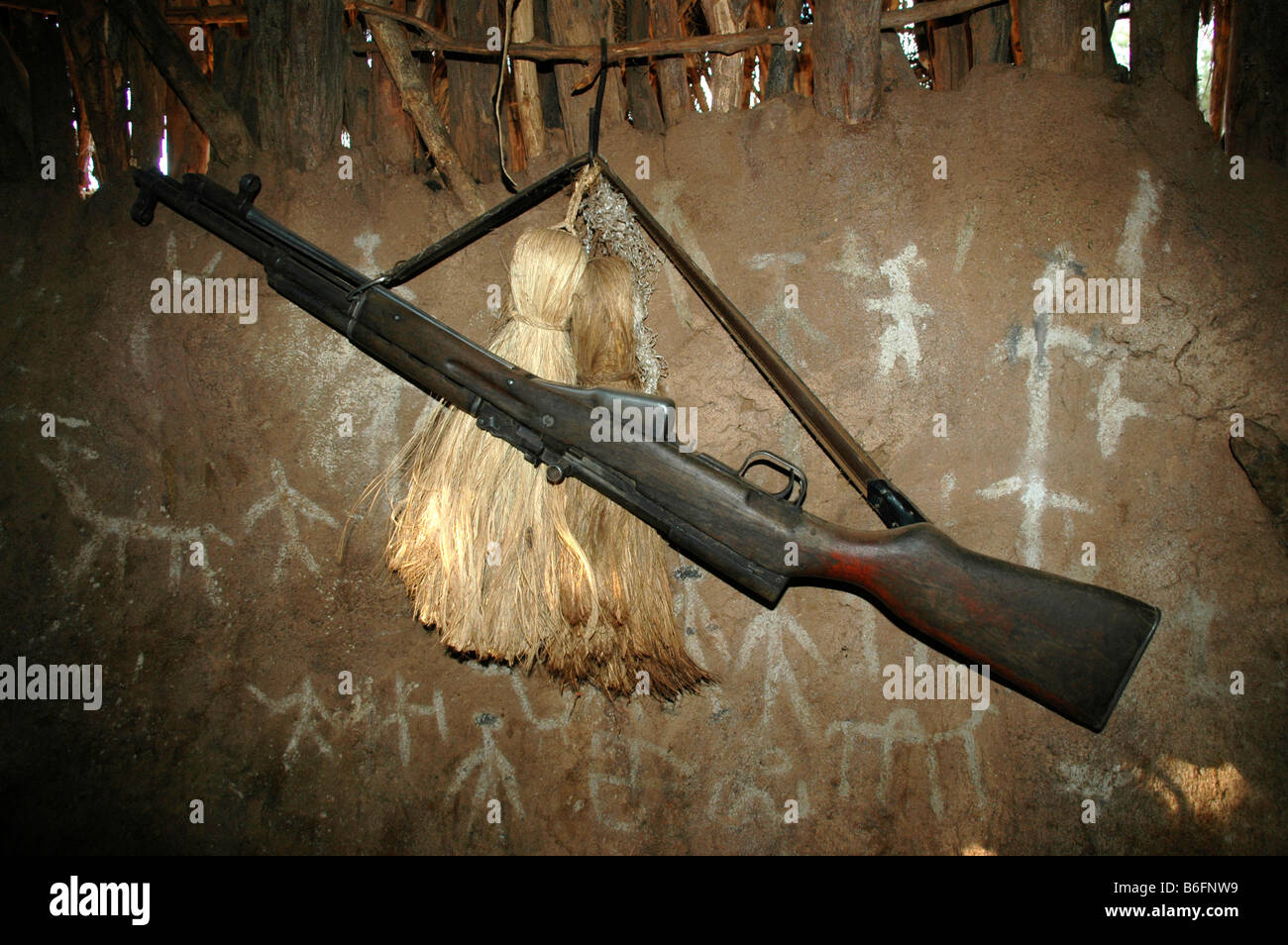 Pistole, Karabiner hängt an der Wand eines Ton-Hütte, Turmi, Äthiopien, Afrika Stockfoto