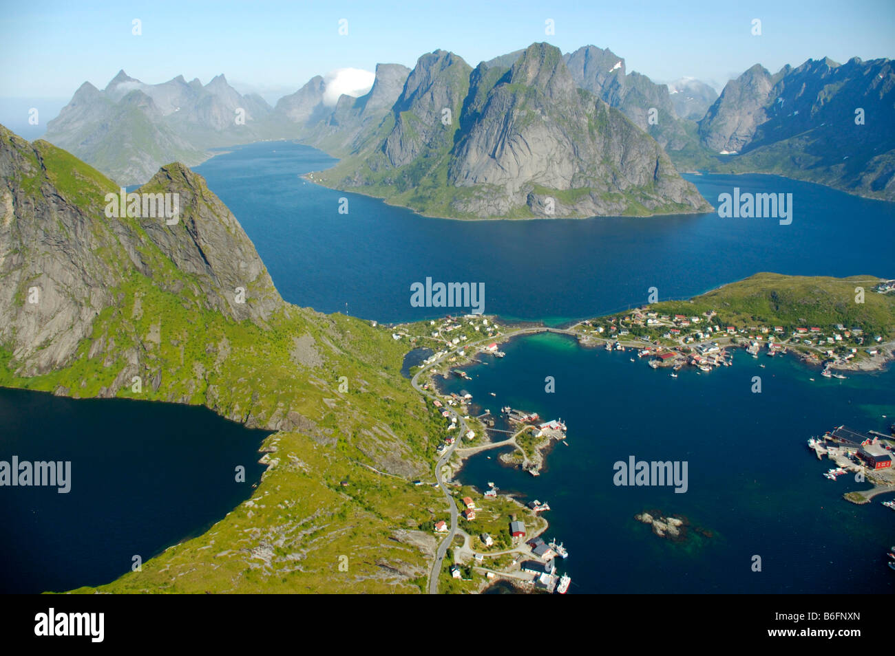 Blick vom Reinebringen auf Reine, Lake Reinevatnet und Kjerkfjorden mit rauen Bergen, Moskenesoya, Lofoten, Norwegen, skandina Stockfoto