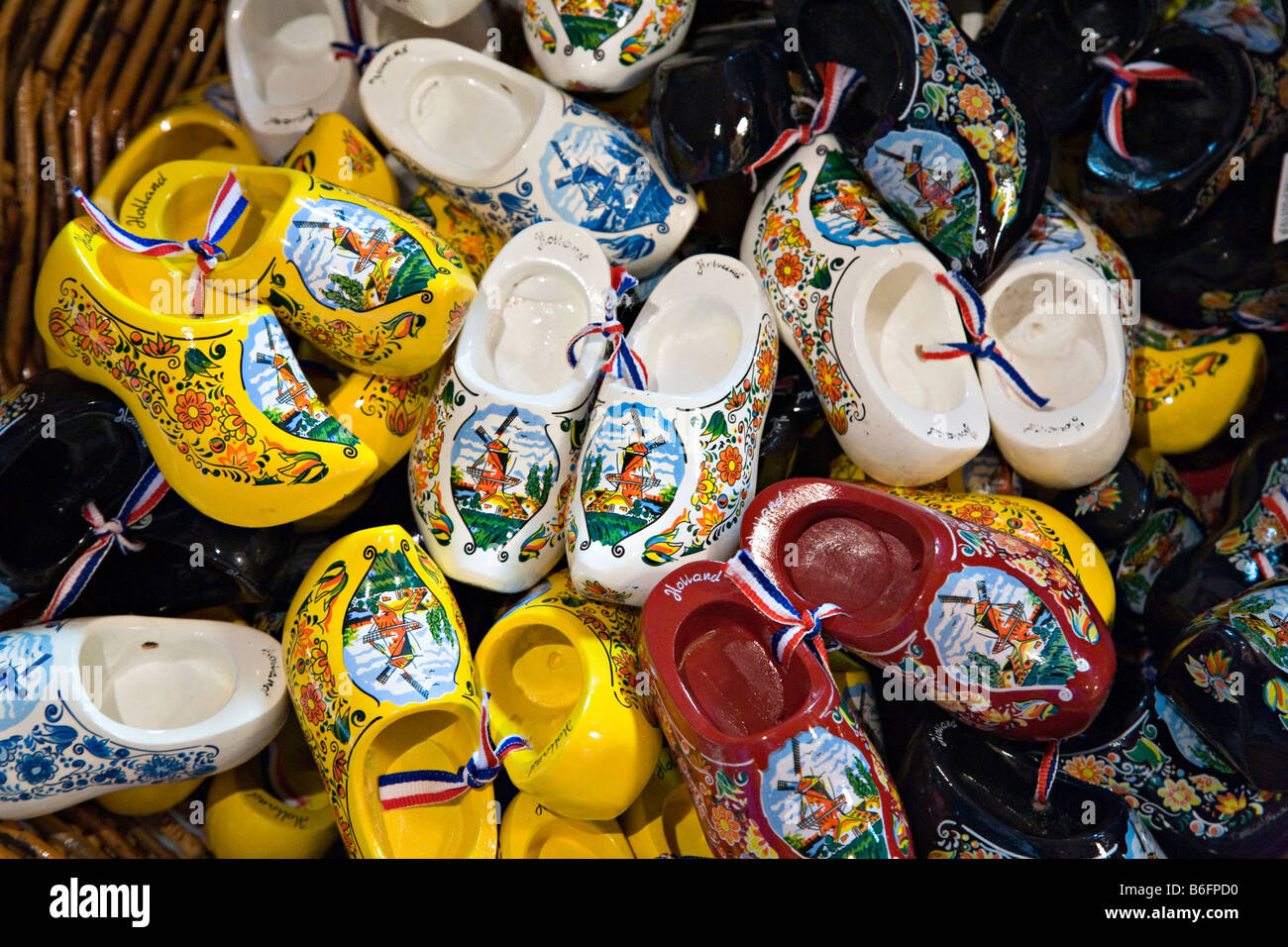 Clogs für touristische Souvenirs Holland Niederlande gemalt Stockfoto
