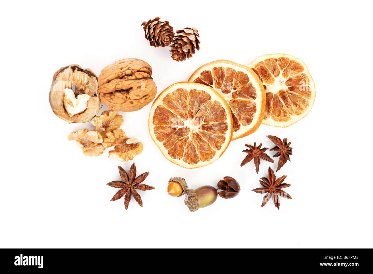 Weihnachtsdekoration, getrocknete Scheiben Orange, Anis Samen, Nüssen Stockfoto