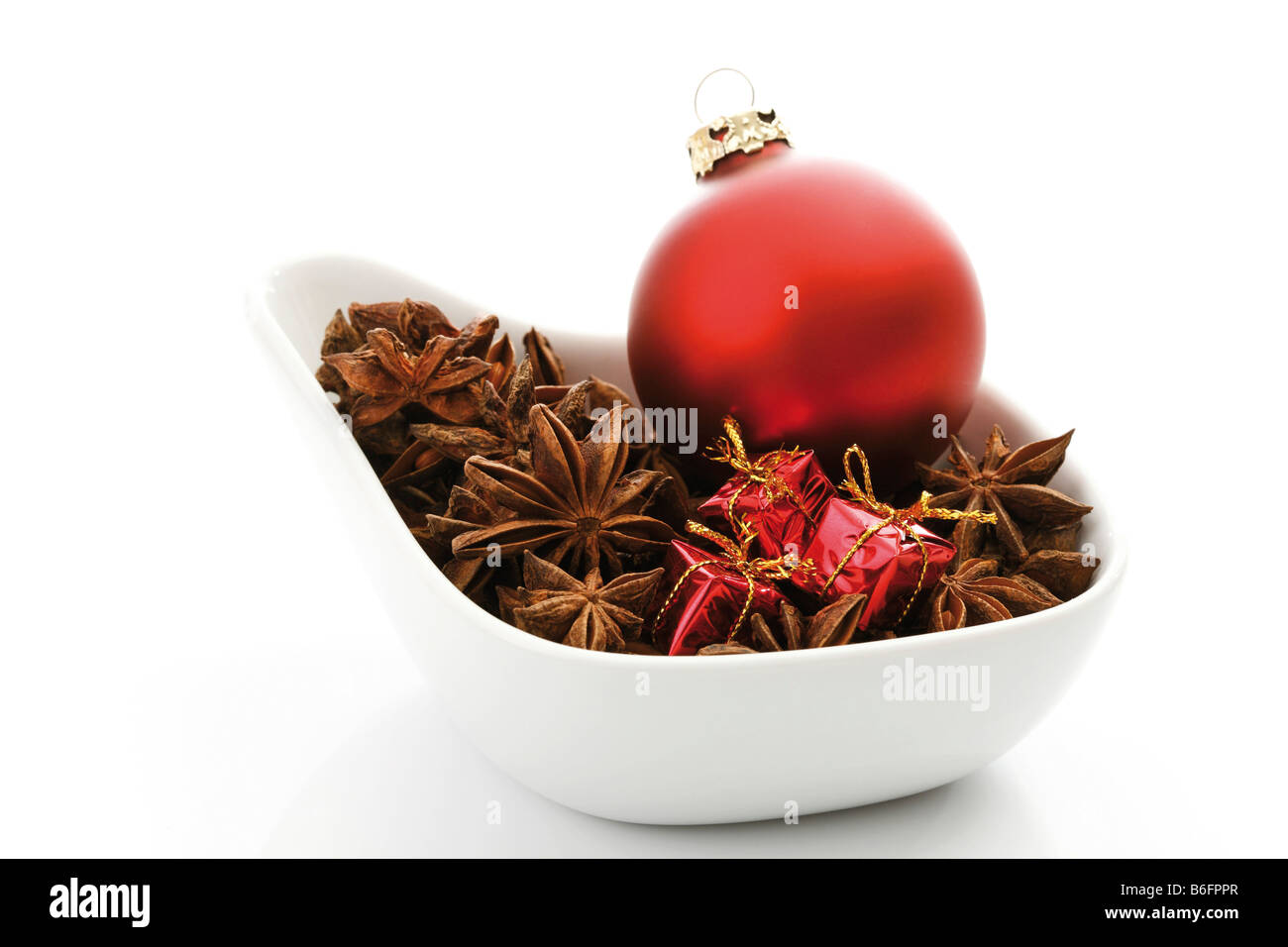 Weihnachtsbaum-Kugel in einer Schüssel auf Sternanis Stockfoto