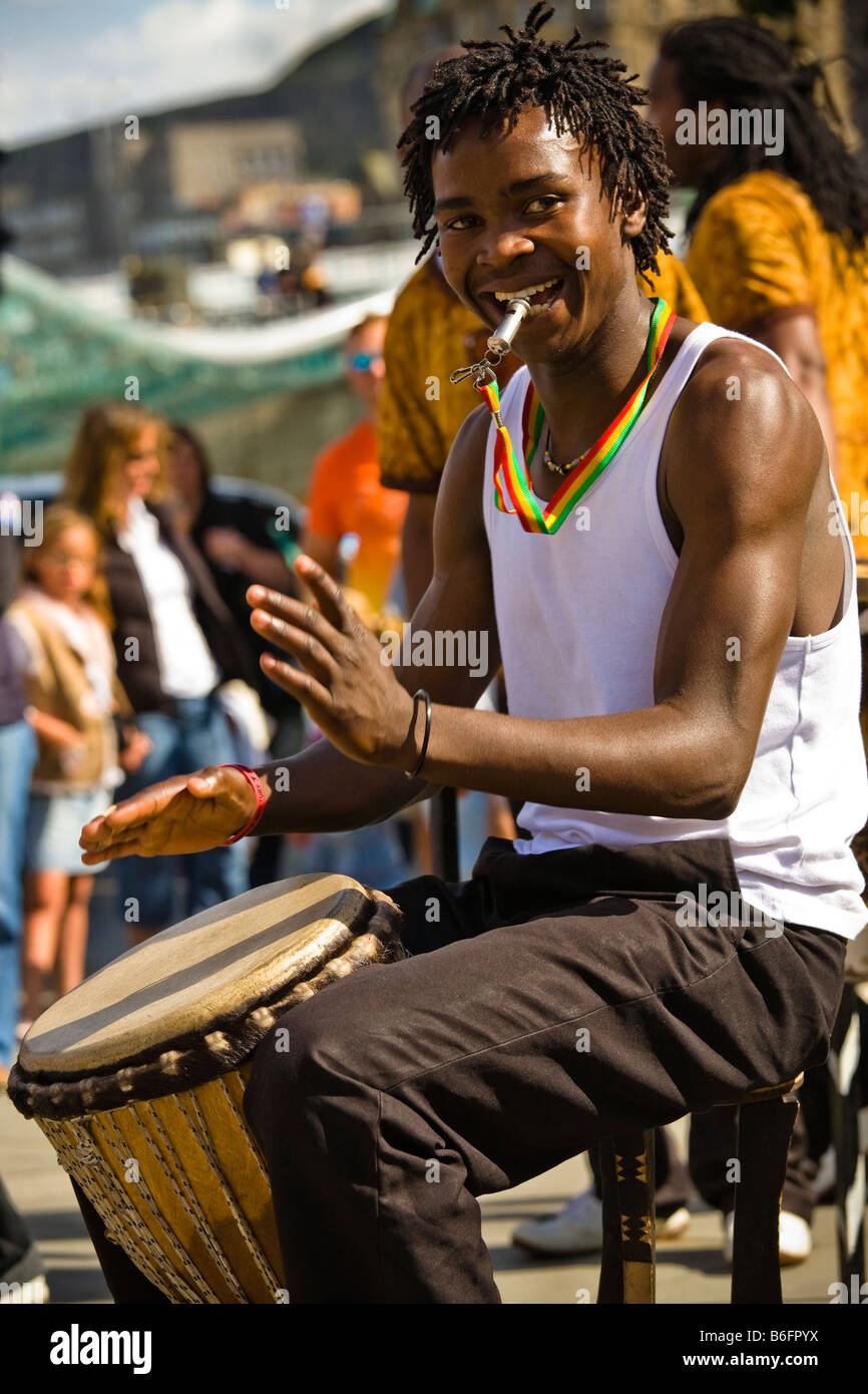 Mitglied der Musikgruppe Siyaya Kunst aus Afrika in der Princes Street in Edinburgh Fringe Festival Schottland spielen Stockfoto