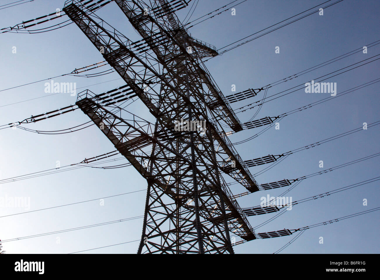 Strommasten, elektrische Hochspannungsleitung, Niedersachsen, Deutschland, Europa Stockfoto