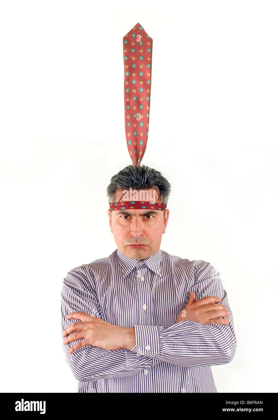 Unternehmer mit seiner Krawatte als ein Kopfschmuck Stockfoto
